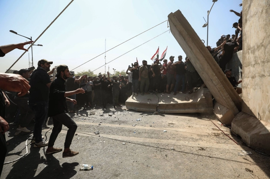 






متظاهرون يزيلون الإطار الخرساني ويقتحمون البرلمان وسط احتشاد قوات الأمن                                                                   (د ب أ)