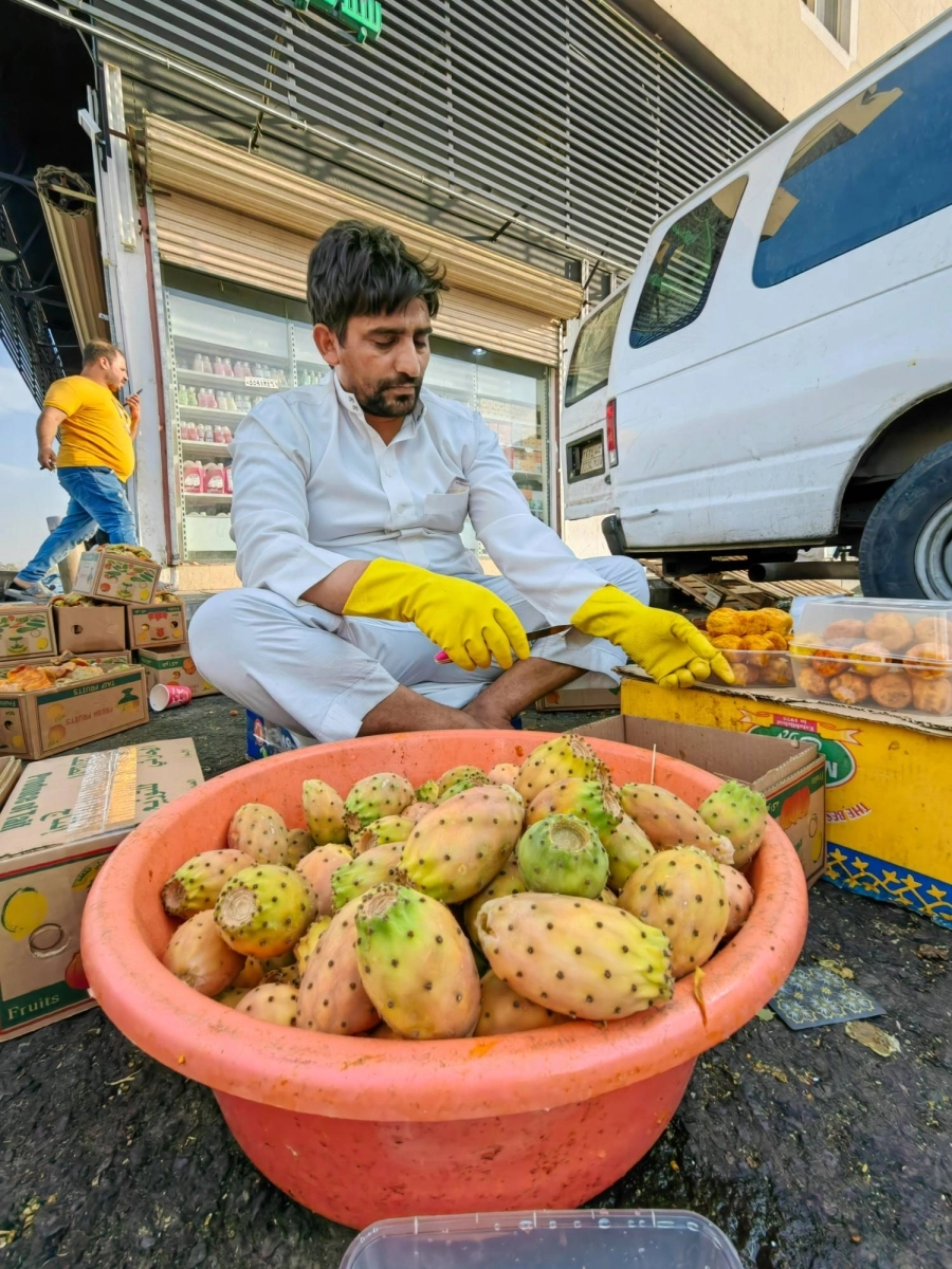 عدد من محلات بيع الفواكه في الطائف تحرص على المنافسة لإغراء الزوار والمصطافين بالشراء.