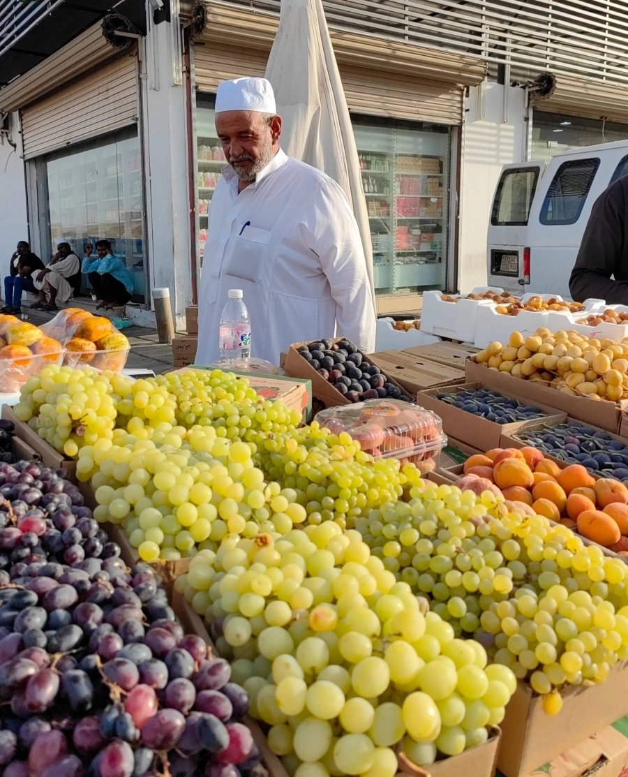 عدد من محلات بيع الفواكه في الطائف تحرص على المنافسة لإغراء الزوار والمصطافين بالشراء.