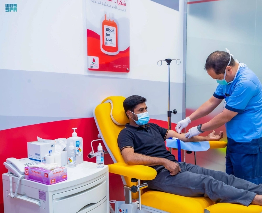 






شاب يتبرع بدمه في إحدى الحملات                          (مكة)