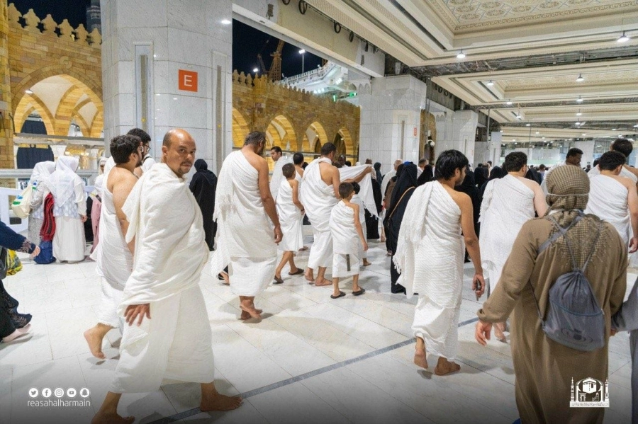 






معتمرون خلال السعي بين الصفا والمروة                                                        (مكة)