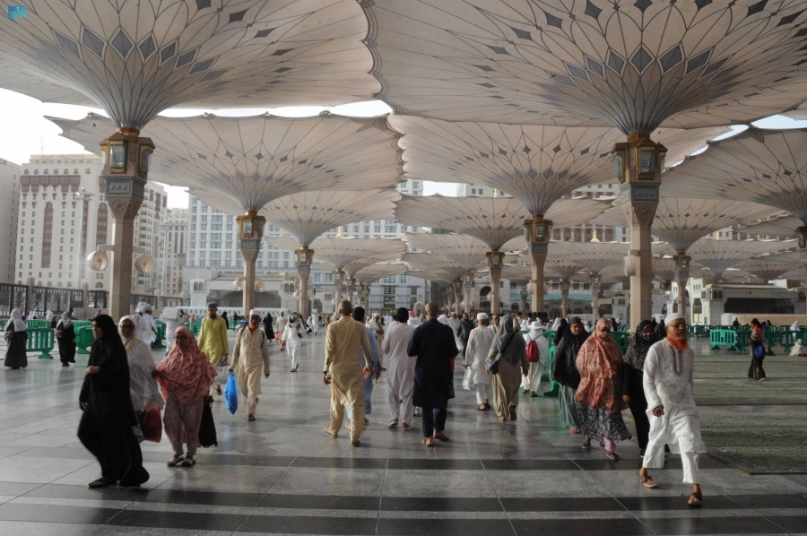 






الحجاج لدى وصولهم المسجد النبوي          (مكة)