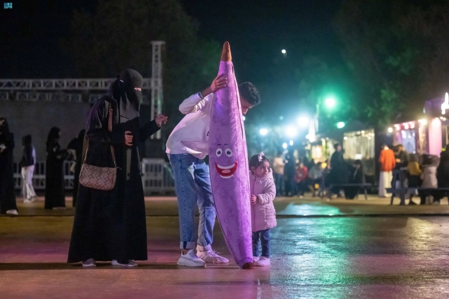 تستقبل فعالية واجهة رغدان بمنطقة الباحة زوارها بالعروض الشائقة والبرامج المتنوعة والتجارب الجديدة، حيث تأتي هذه الفعالية التي ينظمها مجلس شباب المنطقة ضمن فعاليات الصيف لهذا العام.
