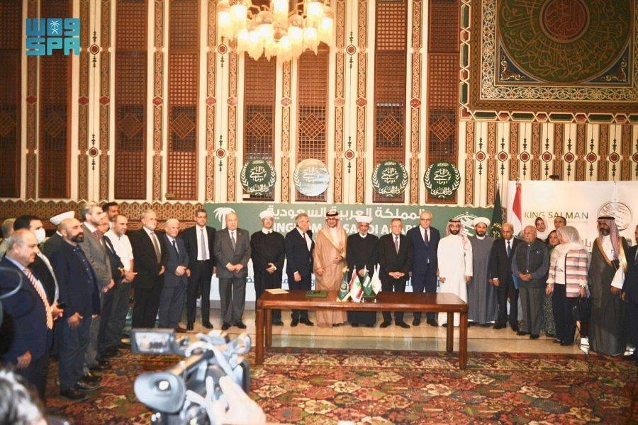 






السفير السعودي يتوسط المفتي والمسؤولين وفريق العمل                                (واس)