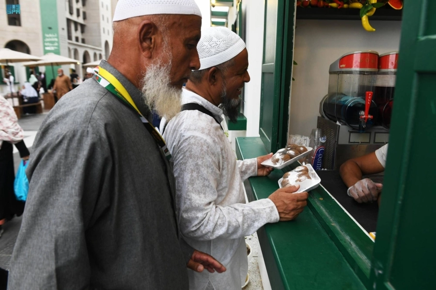 حجاج يشترون بعض الهدايا (مكة)