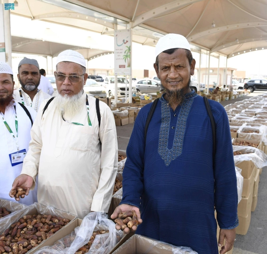 






حجاج يشترون تمر العجوة