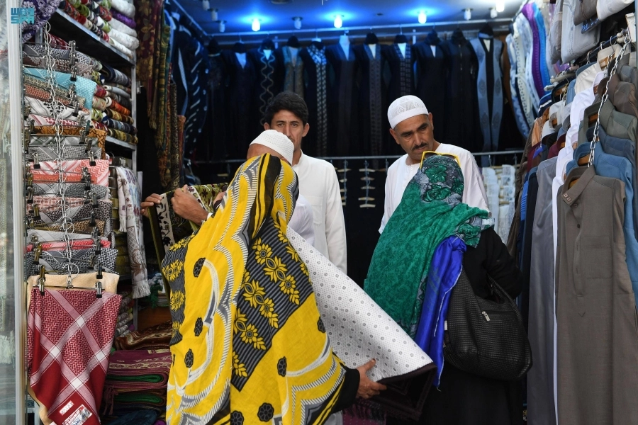 






حجاج خلال تجولهم بالأسواق