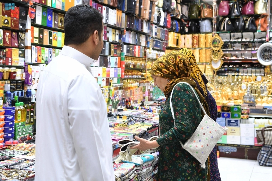 






حاجة تنتقي بعض الهدايا