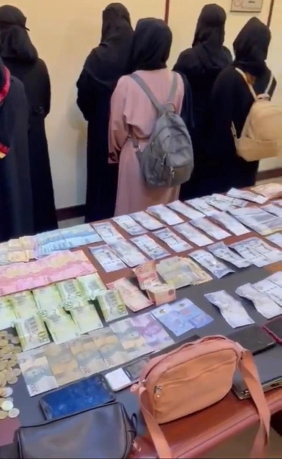 






بعض العاملات المتغيبات               (مكة)