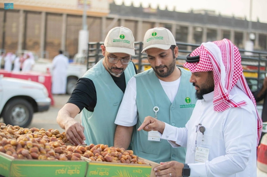 



إقبال على شراء التمور                                                 (مكة)