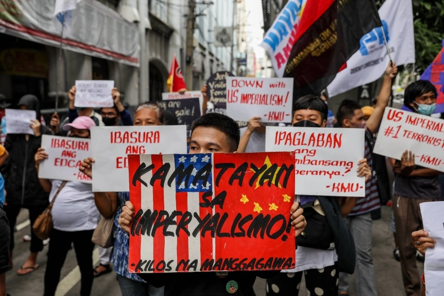 






محتجون على زيارة بيلوسي إلى تايوان