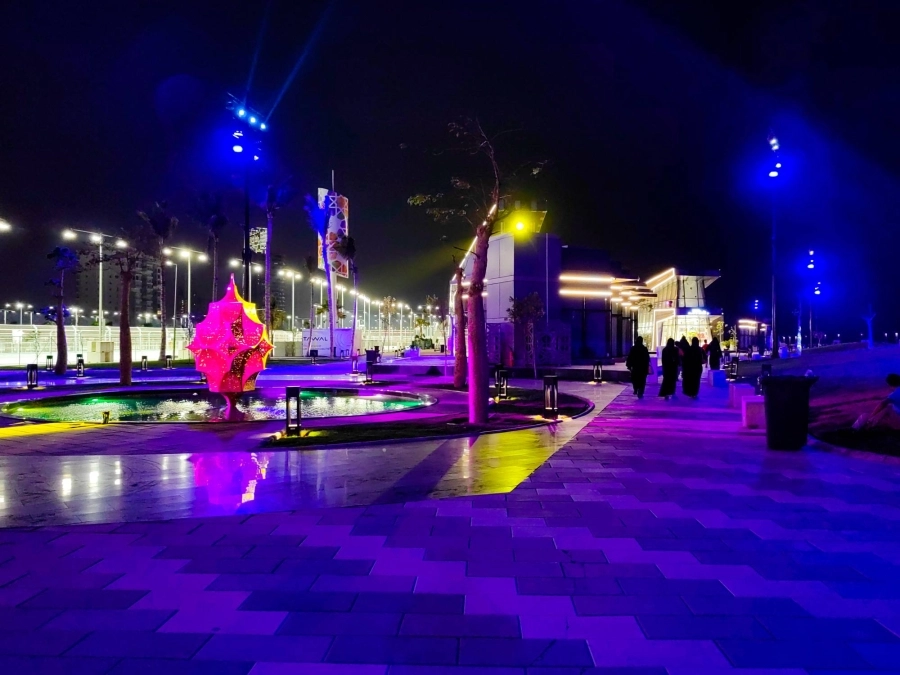 عدد من زوار عروس البحر الأحمر يستمتعون بالأجواء الجميلة التي صنعها لهم موقع «جدة آرت بروميناد» في الواجهة البحرية (أنس الحارثي)