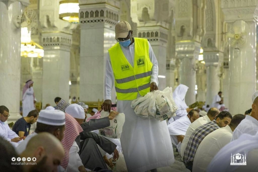 وجبات جافة توزع على الصائمين