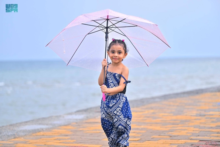 أطفال خلال استمتاعهم بالأمطار التي شهدتها منطقة جازان ورسمت البهجة على وجوه الكبار والصغار من أهالي المنطقة والزائرين لها (واس)