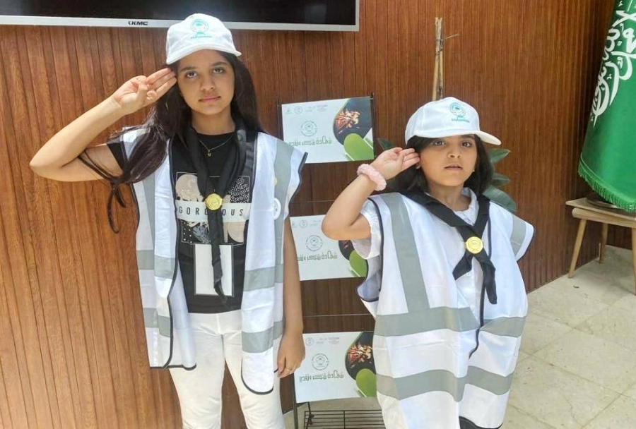 






فتاتان تؤديان النشيد الوطني داخل المعسكر