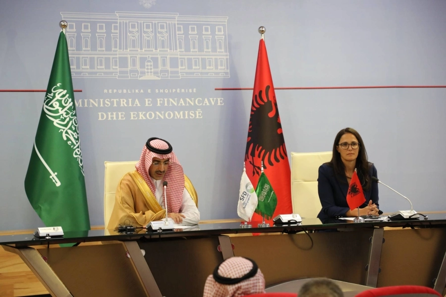 جانب من توقيع الاتفاقية