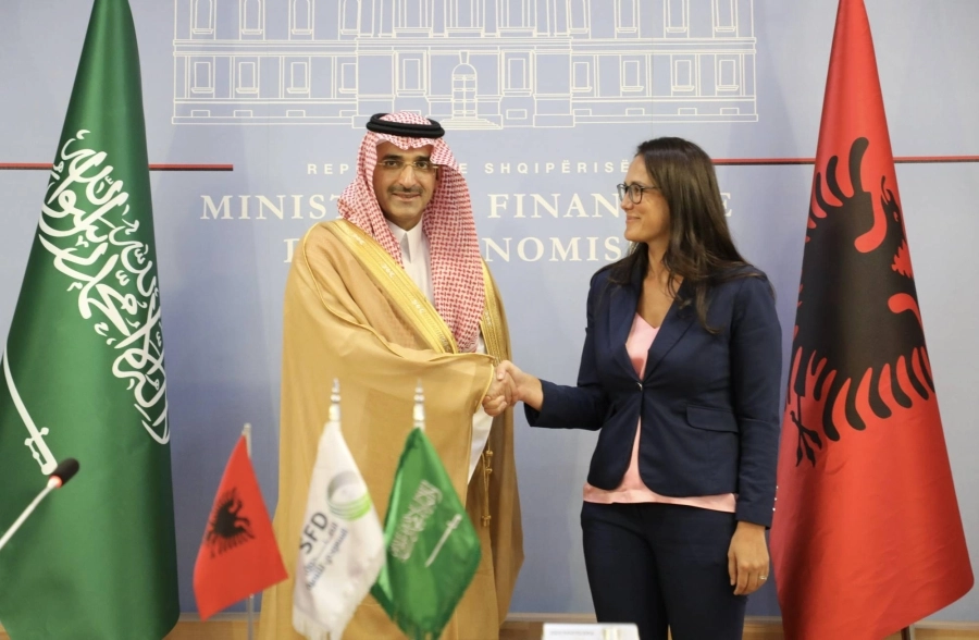 جانب من توقيع الاتفاقية