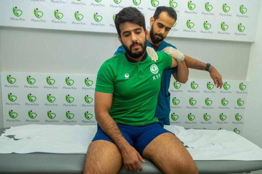 الاخصائي عبد الله القحطاني يساعد رياضي الجوجيتسو فارس الماجد ونجم ألعاب القوى عبد الهادي هوساوي على الاستشفاء