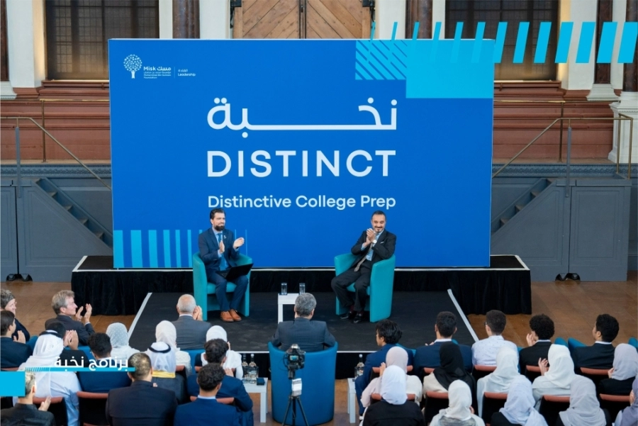 






خالد بن بندر وبدر الكحيل خلال لقاء الطلاب    (مكة)