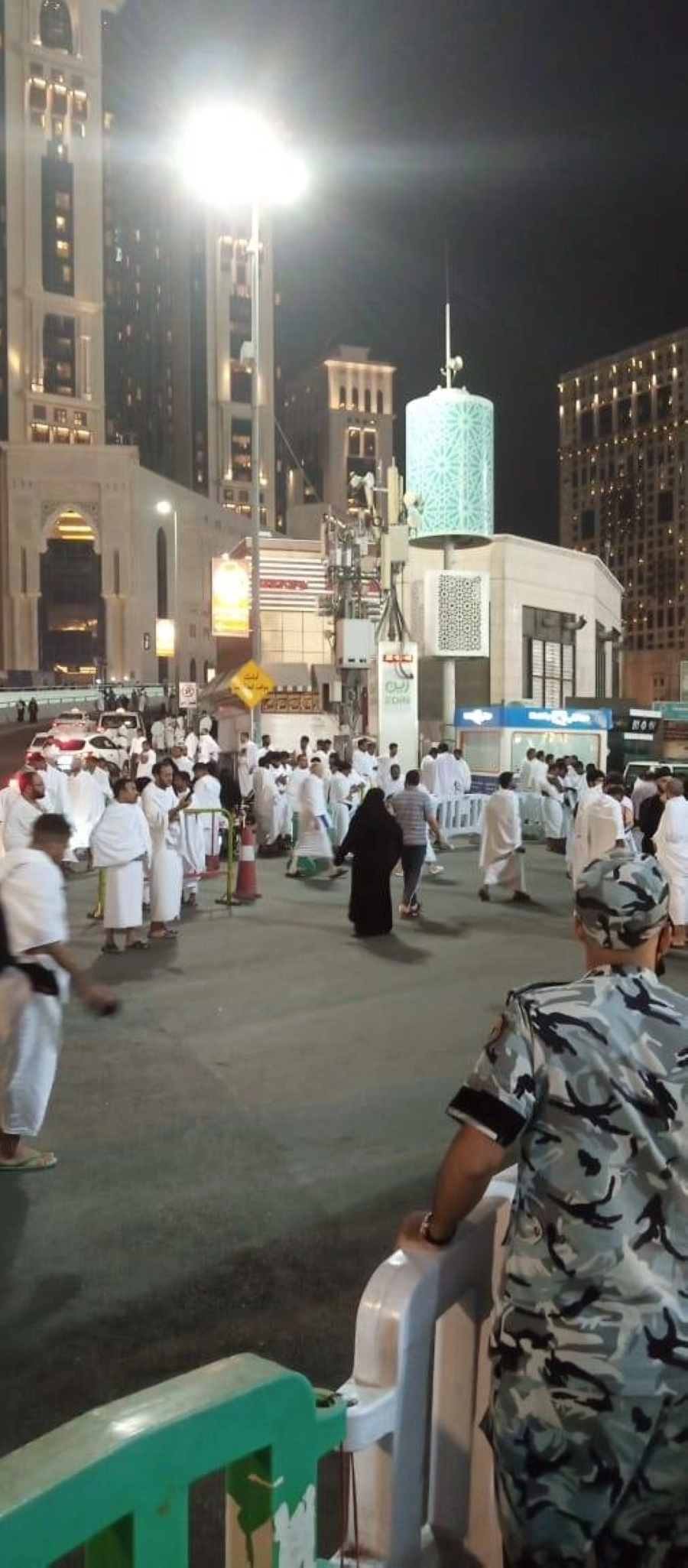 إعادة المعتمرين الذين لا يحملون التصريح (مكة)