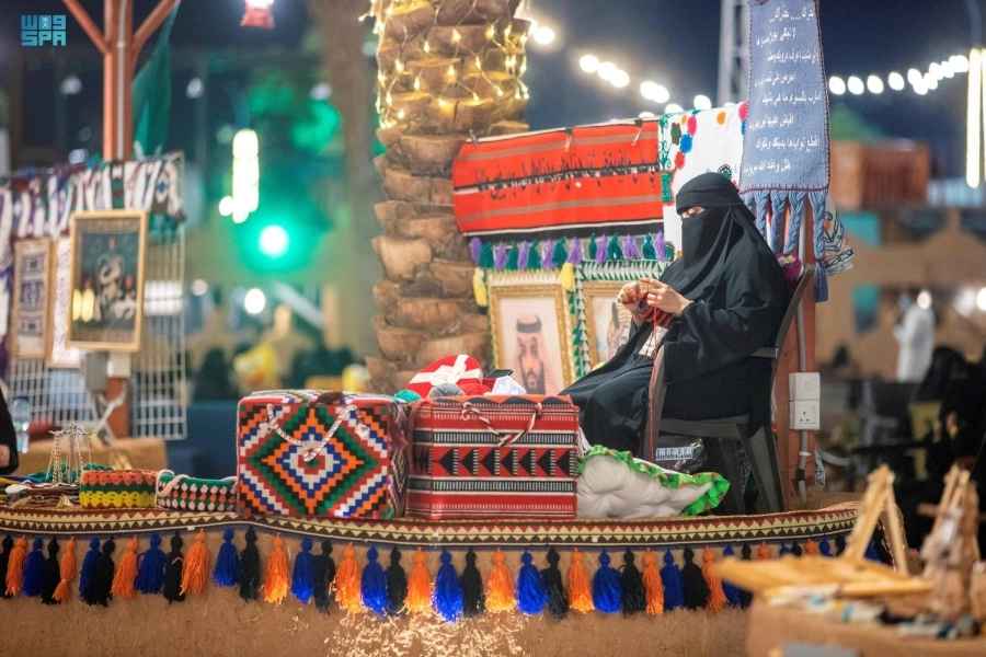 جذبت العروض الحية للحرف في مهرجان بيت حائل الزوار من خلال الحرف المحلية التراثية، كصناعة المشغولات اليدوية بأنواعها، مثل الخوص والسدو وعمل القرب والمنسوجات والكروشيه. (واس)