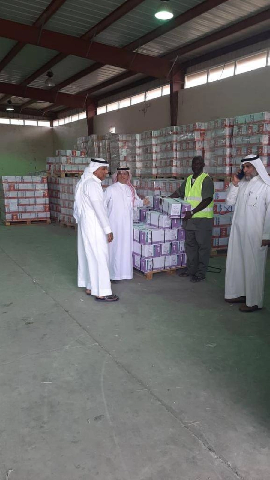 تجهيزات مدرسية يتم تسليمها (مكة)