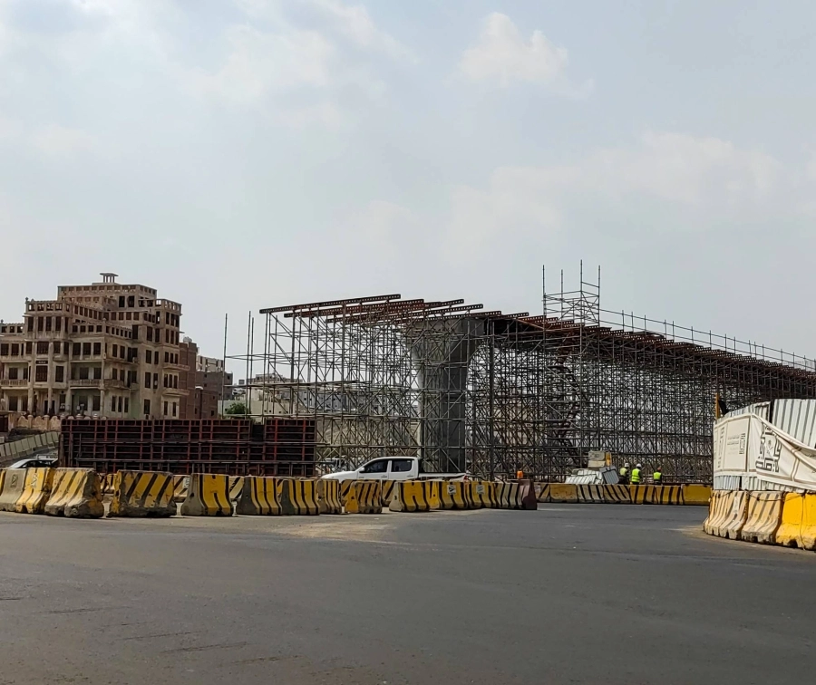 من تنفيذ الأعمال في مشروع ربط الطريق الدائري الثاني بالطريق الدائري الثالث في العاصمة المقدسة.(أنس الحارثي)