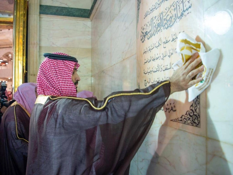 






الأمير محمد بن سلمان يتشرف بغسل الكعبة                                                                                                                                        (مكة)