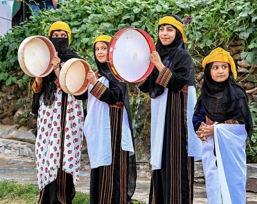 مهرجان الأطاولة التراثي يجسد طقوس الأعراس في الماضي، من خلال زفة العروس على النمط القديم الذي اشتهر به أهالي الباحة. (واس)