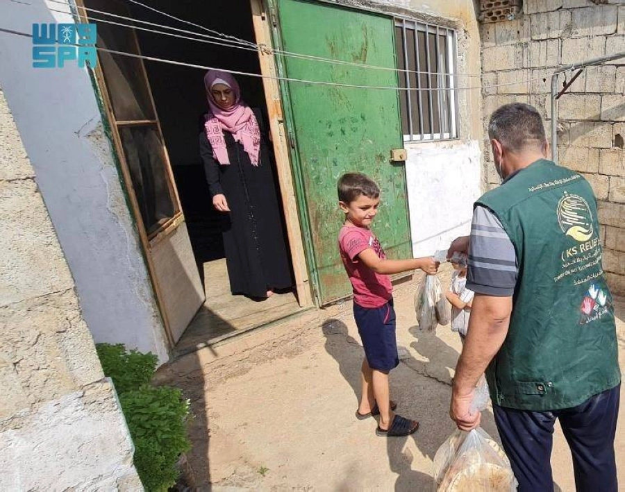 توزيع الخبز على أسرة لبنانية (واس)