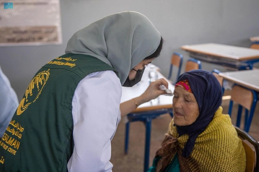 






طبيبة من المركز تضع قطرة في عين إحدى المريضات