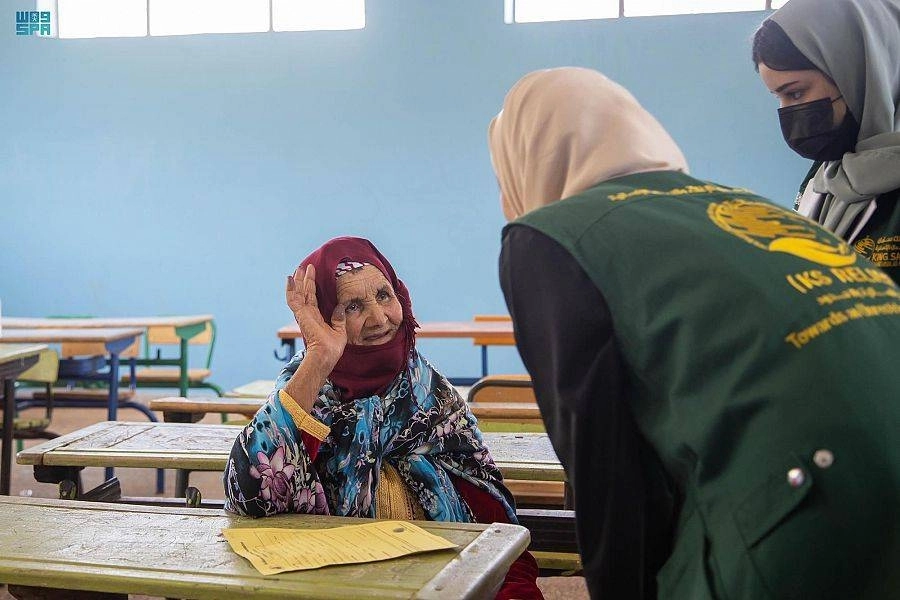 متطوعات يعالجن مسنة مغربية (واس)