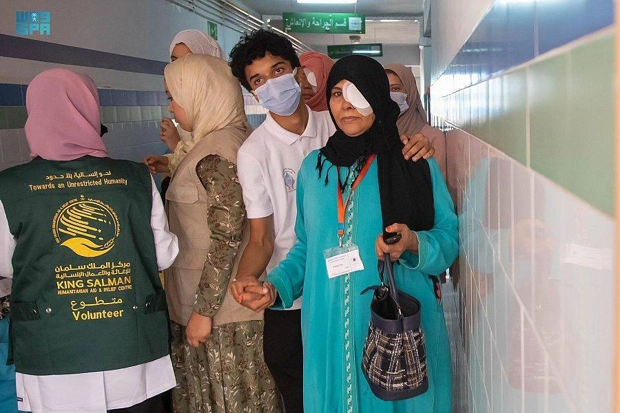 مغربيات يراجعن حملة مكافحة العمى(مكة)