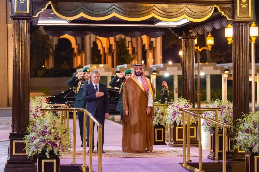 






الأمير محمد بن سلمان خلال استقبال شوكت ميرضيائيف في قصر السلام بجدة أمس                                                                                                          (واس)