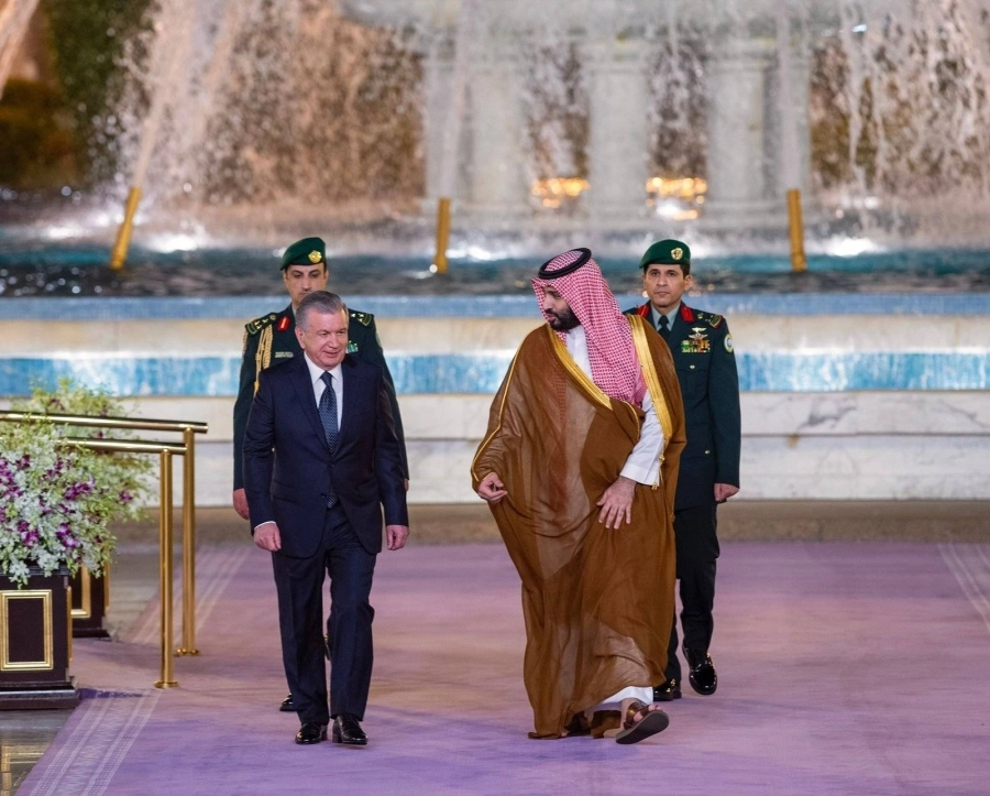 الأمير محمد بن سلمان خلال استقبال الرئيس الأوزبكي بقصر السلام أمس                                                      (واس) 