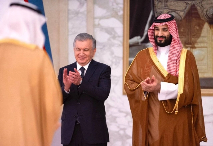 الأمير محمد بن سلمان خلال استقبال الرئيس الأوزبكي بقصر السلام أمس                                                      (واس) 