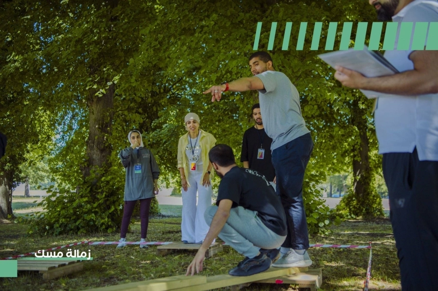 طلاب وطالبات خلال رحلة خارجية