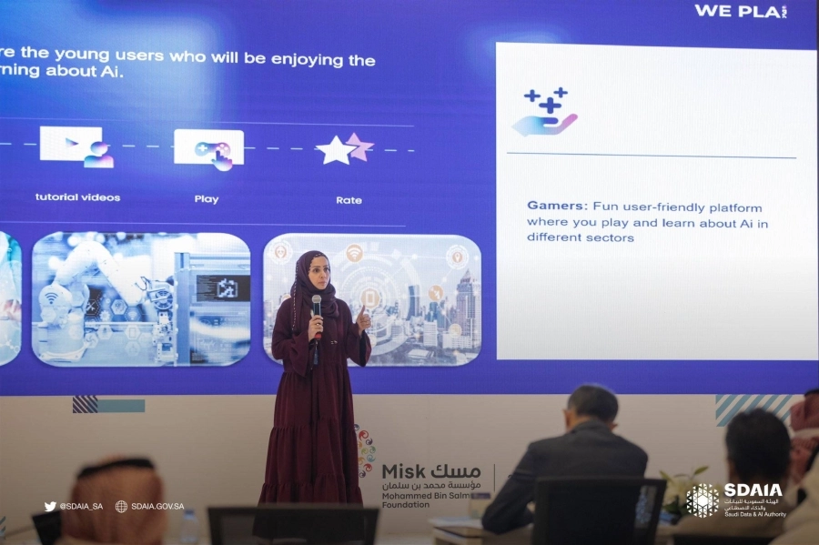 طالبة تشرح مشروع تخرجها حول محور الذكاء الاصطناعي