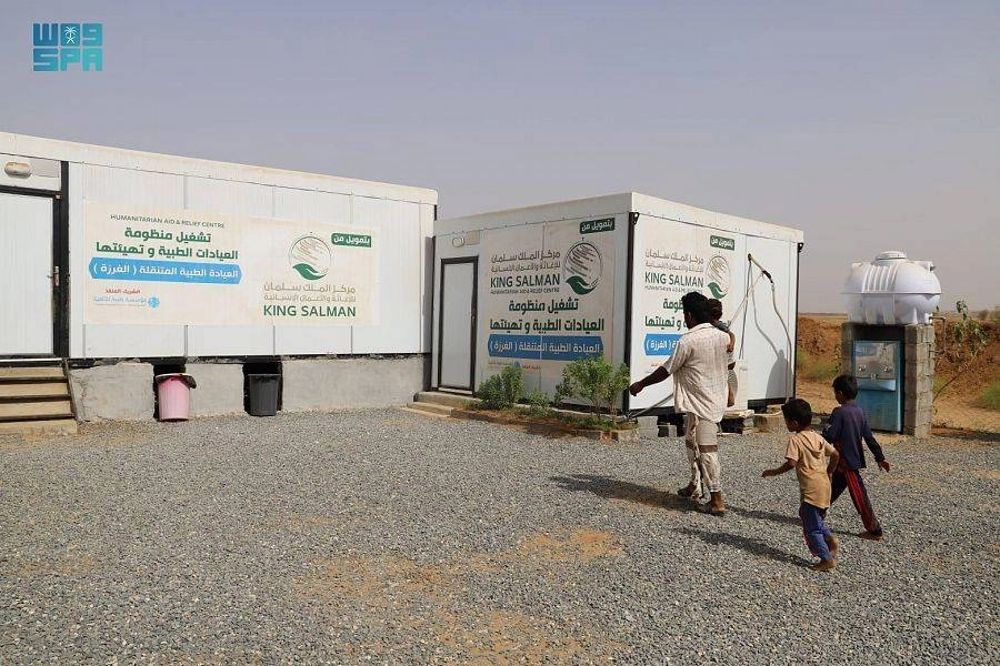 






مراجعون للعيادات الطبية المتنقلة باليمن