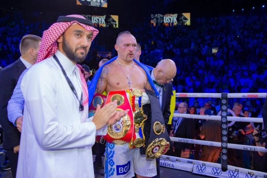 






عبدالعزيز بن تركي لحظة تتويج أوسيك ببطولة الملاكمة