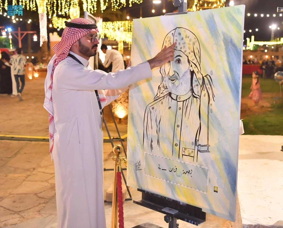 فنانو منطقة حائل يقدمون 100 عمل فني في المجال التشكيلي والخط العربي ضمن مهرجان «بيت حائل» بمشاركة 32 فنانا و48 فنانة، من جميع المدارس الفنية من خلال الرسم الحر. (مكة)