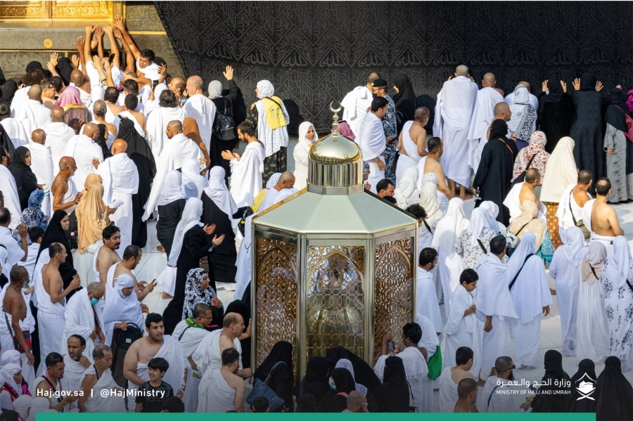 






معتمرون يطوفون حول الكعبة المشرفة                   (مكة)