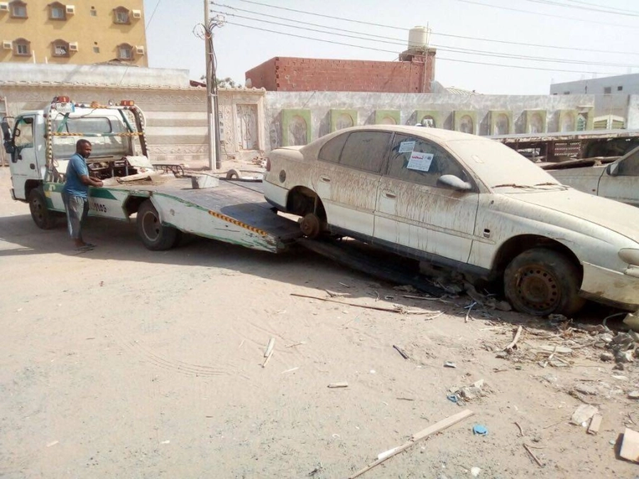 مركبة مهملة يتم رفعها من احد شوارع جدة