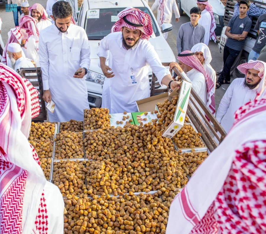 من عمليات البيع والشراء في مهرجان بريدة للتمور الذي استقبل سفراء وممثلي دول معتمدة لدى المملكة ورجال أعمال من دول مختلفة. (واس)