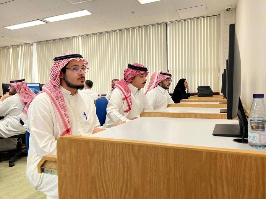 الطلاب خلال الاختبار (مكة)