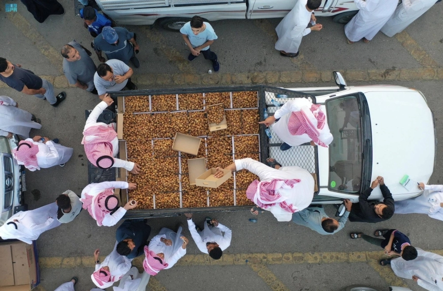 






شباب سعوديون يمارسون البيع بالتجزئة                              (مكة)