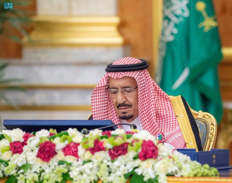 






خادم الحرمين خلال ترؤسه جلسة المجلس أمس