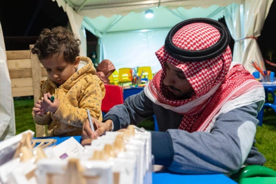 مشاركة الأب مع طفله بفعالية الرسم (مكة)