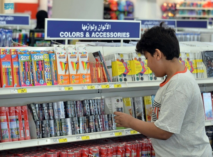 تزامنا مع قرب العام الدراسي الجديد 1444هـ الذي سيبدأ الأحد المقبل، شهدت المكتبات والقرطاسيات إقبالا لشراء المستلزمات الدراسية (واس)