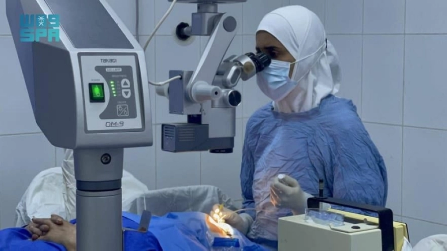 






طبيبة تجري عملية جراحية لإحدى اليمنيات